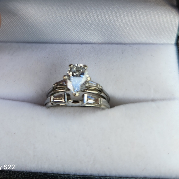 WOMENS 18K WHITE GOLD WEDDING RING SET - Picture 7 of 9